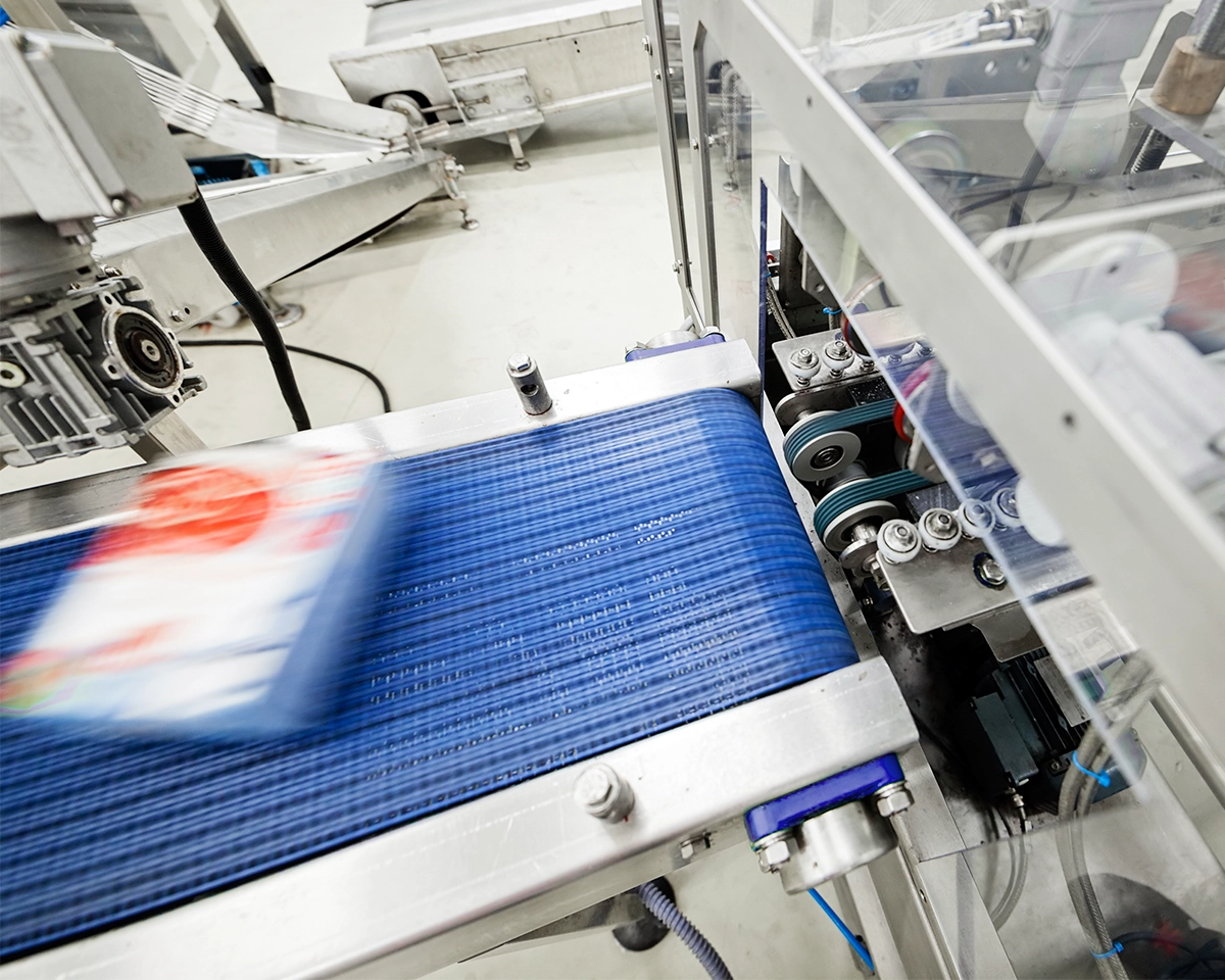 Geradelaufende Modulbänder in blau von MOVET